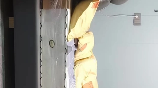 高颜值短发酷酷妹子苗条身材道具自慰大秀，椅子上玻璃棒抽插跳蛋塞入掰穴特写 消息来源: @swaglive