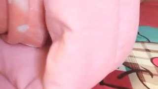 怕被妈妈发现 气质正妹躲厕所慰慰