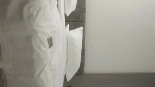 美女演绎借口不会用遥控器骗酒店服务员小胖进房间扑倒强搞