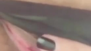 棕色头发的美女Ryan Reid为花花公子展示她完美的曲线