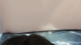 熟女想要医生让她高潮。她把手指放进菊花里，把震动棒放在阴蒂上