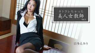 别看她是乖乖女，在镜头面前可是很放得开哦，168CM高挑又苗条身材，换装各种丝袜制服美腿，柔软的身体作出各种高难度动作