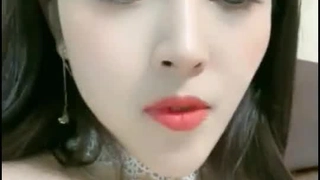 继父与少女女儿分享是一个关心的手势