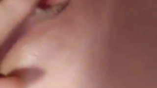 年轻女孩在热辣的试镜场景中被舔和操