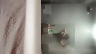 纹身美女口交并接受射精