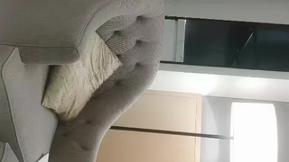 年轻夫妇在宿舍床上进行亲密活动