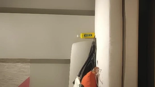 年轻的小偷在车库里被捕并受到惩罚