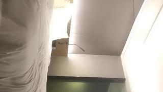 夜晚，少女被大鸡巴爆口爆菊直到精液射进嘴里。