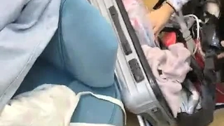 亚洲女孩18被弯腰,享受独自玩耍的时间
